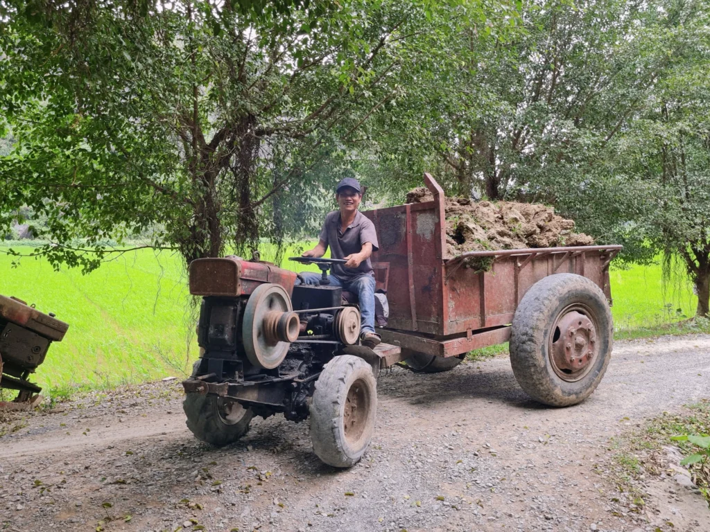 hanoi jeep tour to Co Loa village